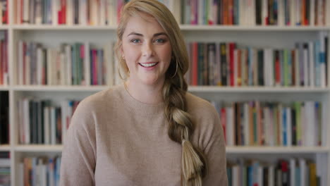 Retrato-Feliz-Joven-Rubia-Estudiante-Riendo-Disfrutando-De-Un-Estilo-De-Vida-Relajado-Mujer-Independiente-En-El-Fondo-De-La-Estantería-De-La-Biblioteca