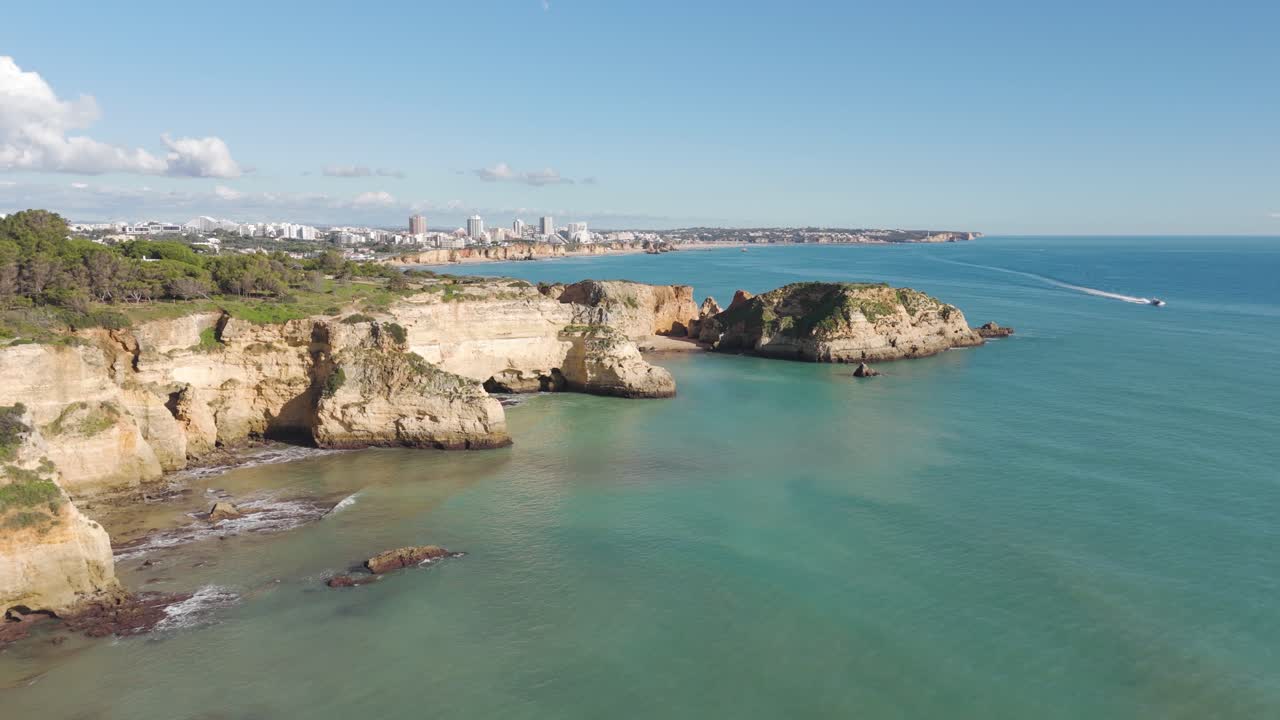 Naturskjønt kystlandskap som viser eroderte klipper og naturlige fjellformasjoner mellom Alvor og Portimão