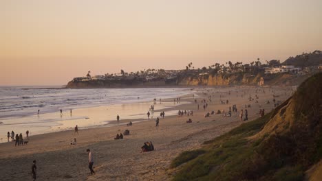 Pacific-Beach-California-Puesta-De-Sol-Con-Mucho-Tráfico-Peatonal-En-La-Playa