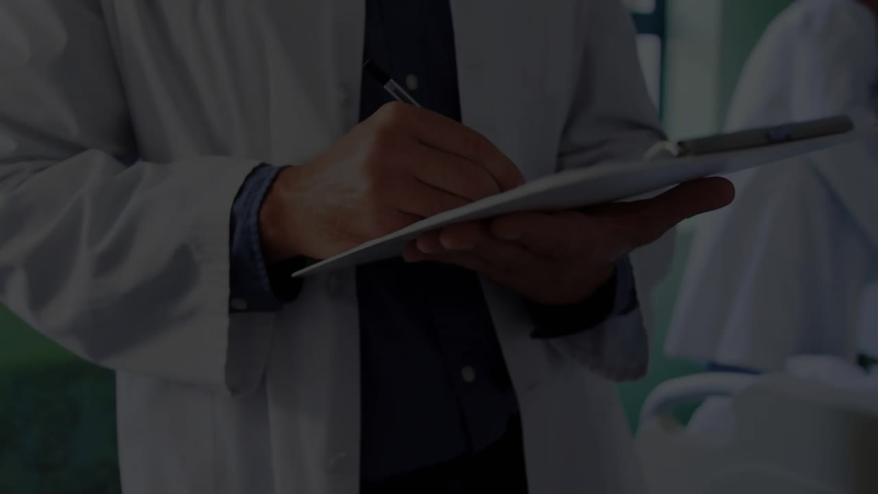Animazione dell'elaborazione di dati finanziari su un medico caucasico
