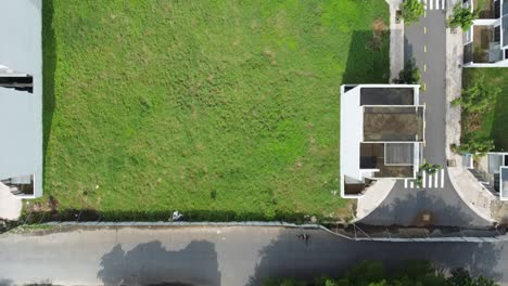 drone de vista de pájaro disparado sobre el césped del patio abierto en un complejo de apartamentos
