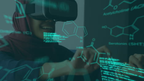 animación de datos científicos sobre una mujer biracial que usa auriculares vr en la oficina