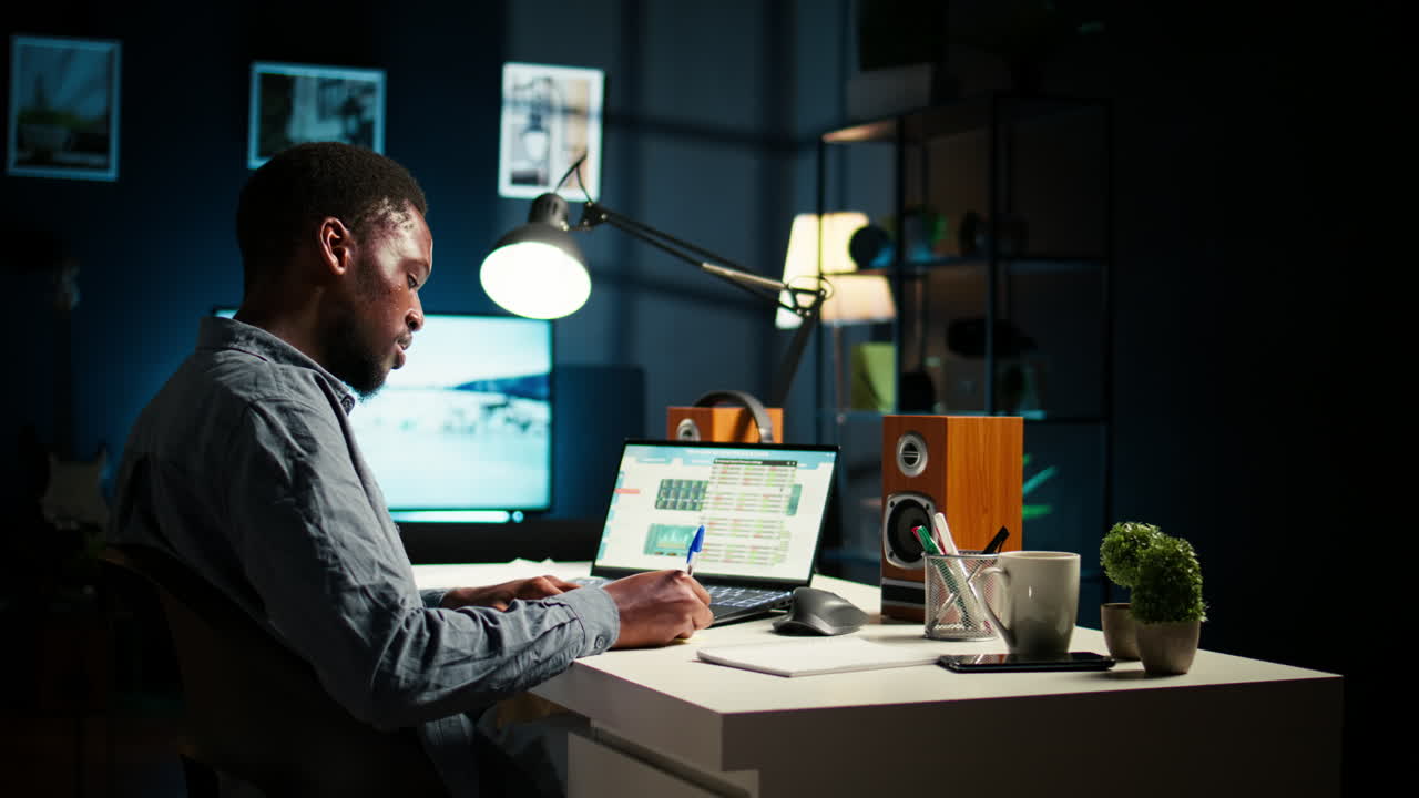 Teleworker afroamericano che gestisce l'orario giornaliero e lo pubblica con note