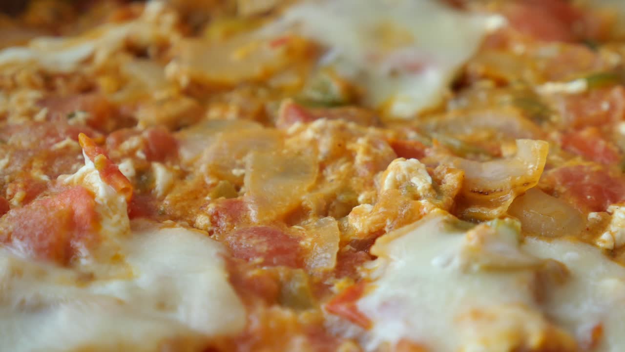 menemen turco com tomates, ovos, pimentas verdes, cebolas e queijo