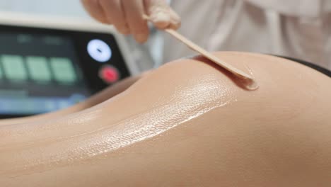 depilación láser - procedimiento de depilación. flash de depilación láser de diodo, esteticista elimina el pelo en hermosas piernas femeninas, depilación para piel lisa, procedimiento láser en un estudio de belleza o clínica, tratamiento de depilación para el cuidado del cuerpo.