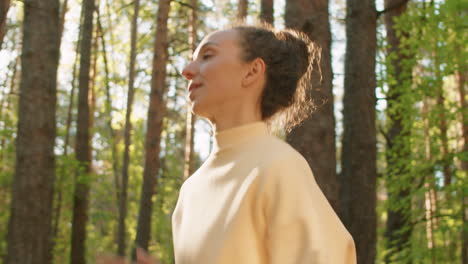 mujer corriendo en un bosque