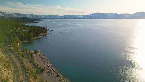 vista aérea de la costa del lago tahoe mirando las montañas y la puesta de sol