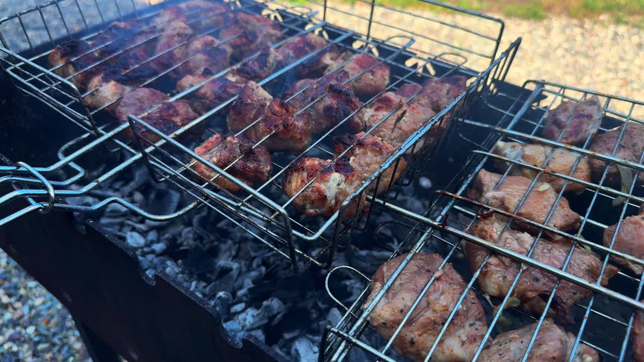 Il piacere sfrigolante del barbecue: una vista ravvicinata di spiedini di pollo grigliati cotti alla perfezione sulla brace, che cattura l'essenza della cucina all'aperto e di una cena gustosa.