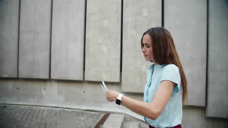 Mujer-De-Negocios-Examinando-Estadísticas-Financieras-Al-Aire-Libre.-Mujer-Yendo-A-Trabajar