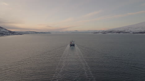 Vista-Aérea-Del-Buque-De-Carga-En-El-Mar-De-Noruega