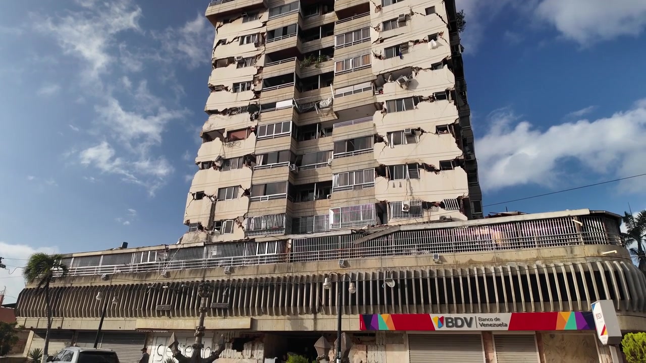 Edifício residencial inclinado com esmagamento severo e colapso de paredes de alvenaria e risco de colapso em Caraballeda, Venezuela, em 24 de julho de 2026