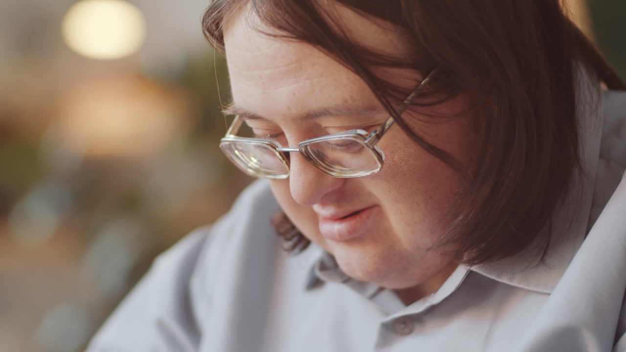 hombre con gafas concentrándose en una tarea