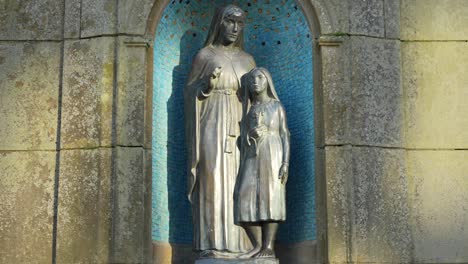 statue de sainte anne avec une mosaïque bleue