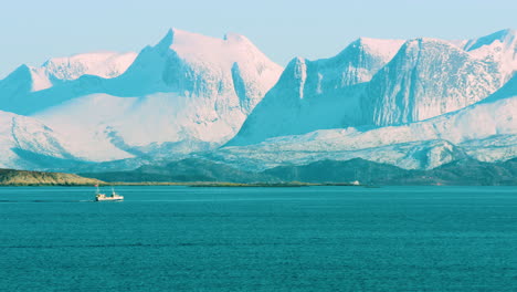 impresionante toma cinematográfica de un barco de pesca en lofoten, noruega