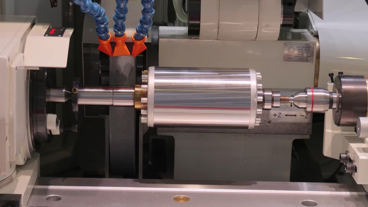 máquina de fresado cnc para metalurgia. corte de metal tecnología de procesamiento moderna.