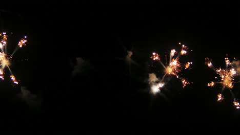 Große-Echte-Feuerwerksfeier-Und-Farbenfrohe-Silvester