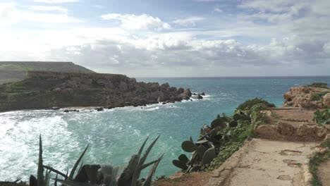 Descripción-General-De-La-Playa-De-La-Bahía-De-Gajn-Tuffieha-En-Una-Colina-Empinada-Durante-El-Invierno-En-Malta