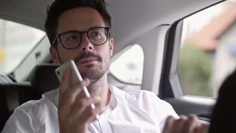 hombre de negocios hablando por teléfono móvil en un taxi