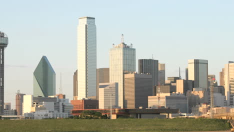 Langsames-Schwenken-Der-Skyline-Von-Dallas