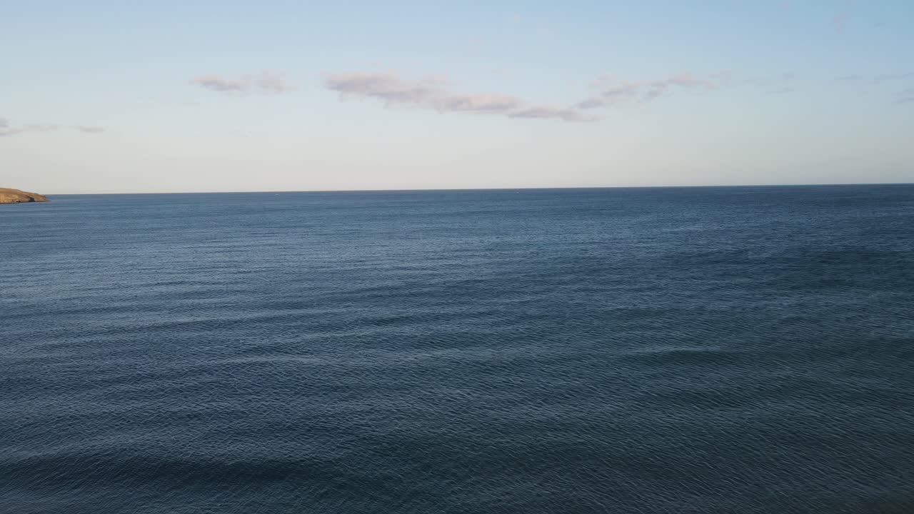 바다, 카나리아 제도, 푸에르테벤투라 앞 절벽에 서 있는 여성의 공중 드론 샷