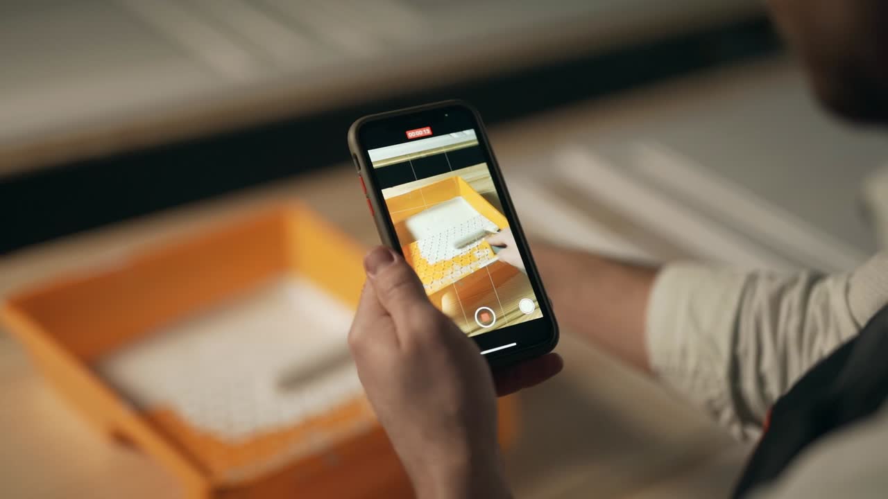 primer plano de una pantalla de teléfono despegando una bandeja con pintura