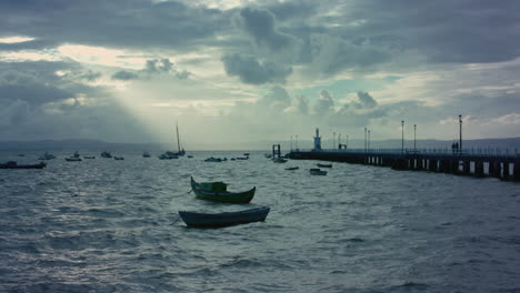 Boote-Am-Strand-Bewegen-Sich-Mit-Dem-Wind