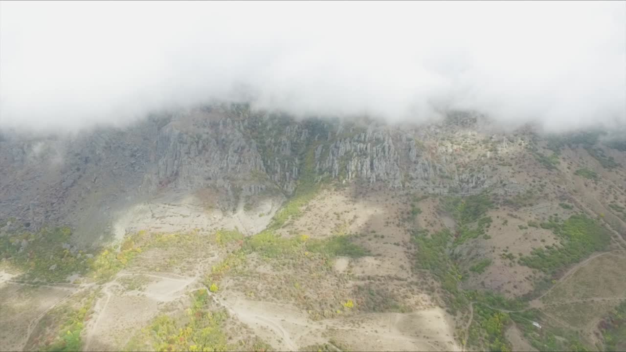 vista aérea del valle de la montaña brumosa