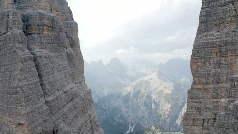 Primer-Plano-Aéreo-De-Volar-Entre-2-Acantilados-En-Las-Montañas,-Tre-Cime-Die-Lavaredo,-Dolomiti,-Italia