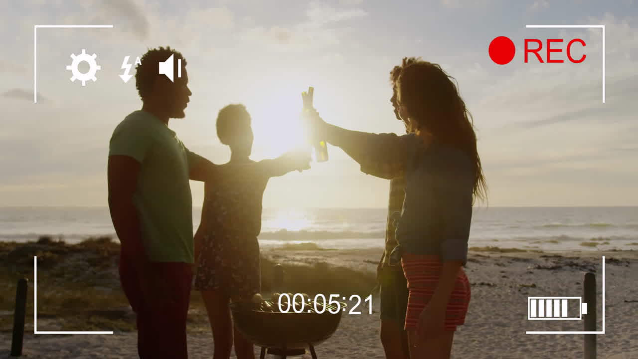 비디오 녹음 인터페이스의 애니메이션을 통해 해변에서 병으로 토스하는 사람들