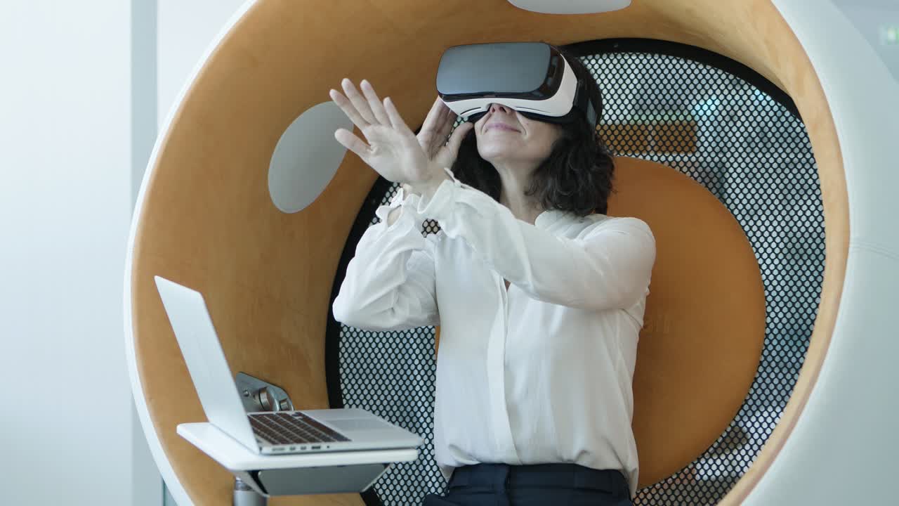 mujer con portátil usando auriculares vr