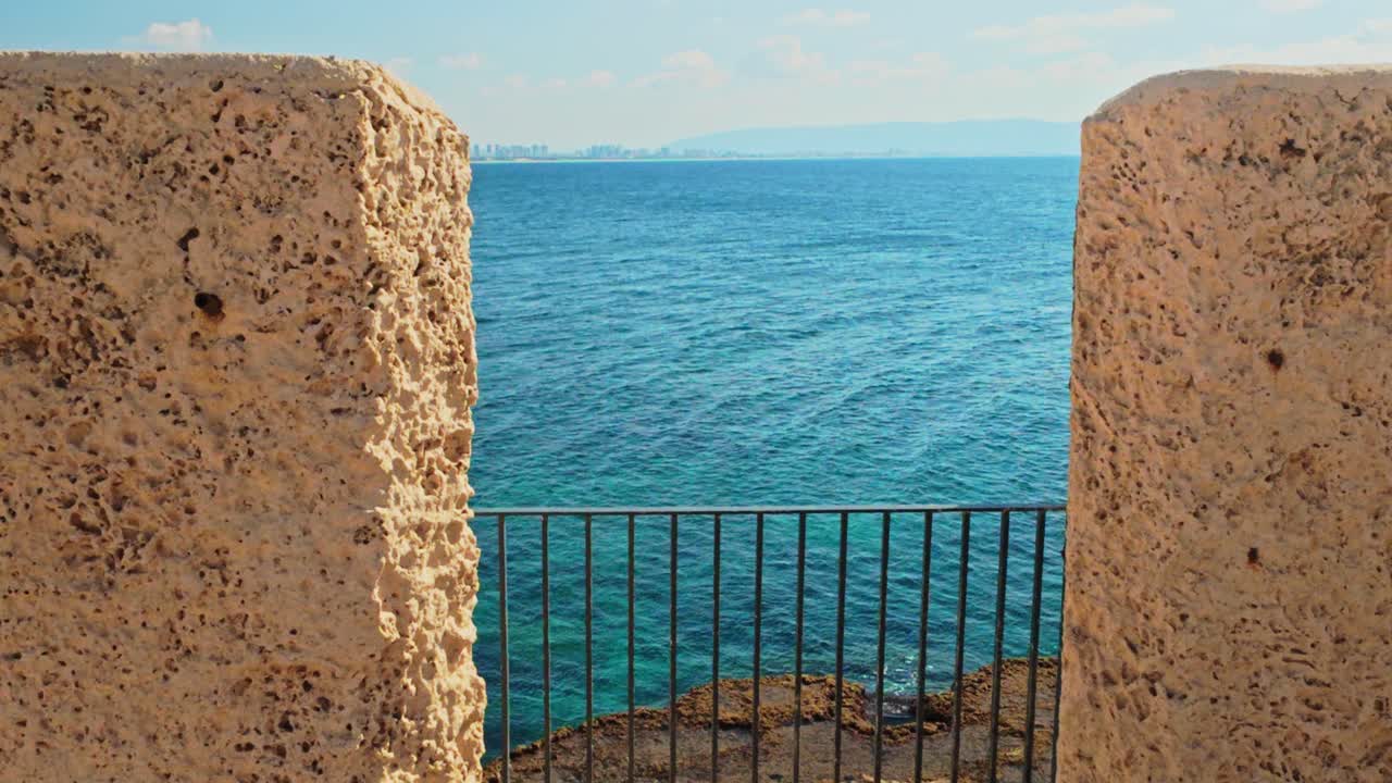 Antiche mura e cupola di chiesa che si affacciano sul mare nella Vecchia Akko