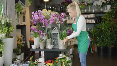 Florist-working-in-shop