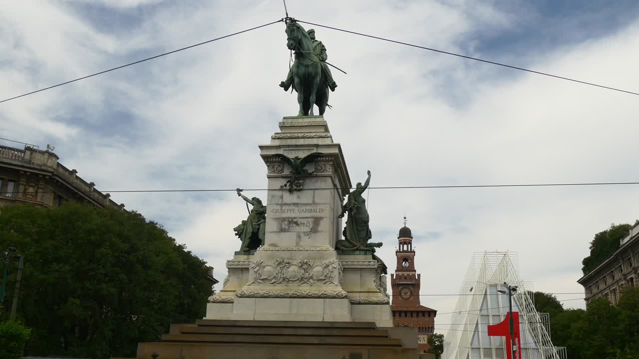 italia ciudad de milán tiempo diurno monumento a garibaldi tráfico panorama 4k