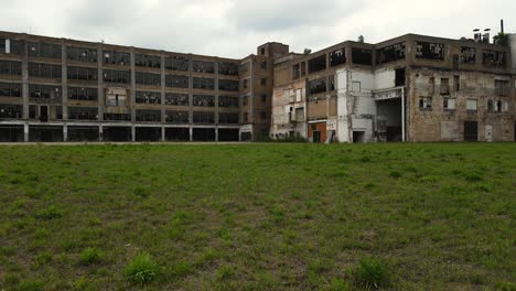 un movimiento de pista inverso a través del lote de una antigua fábrica de muebles abandonada en muskegon, mi