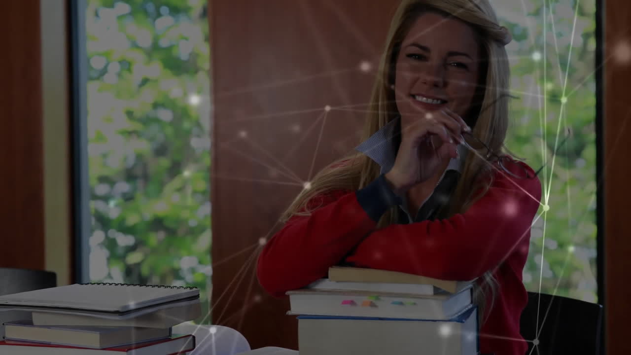 animación de la red de conexiones sobre feliz mujer caucásica sentada en la oficina