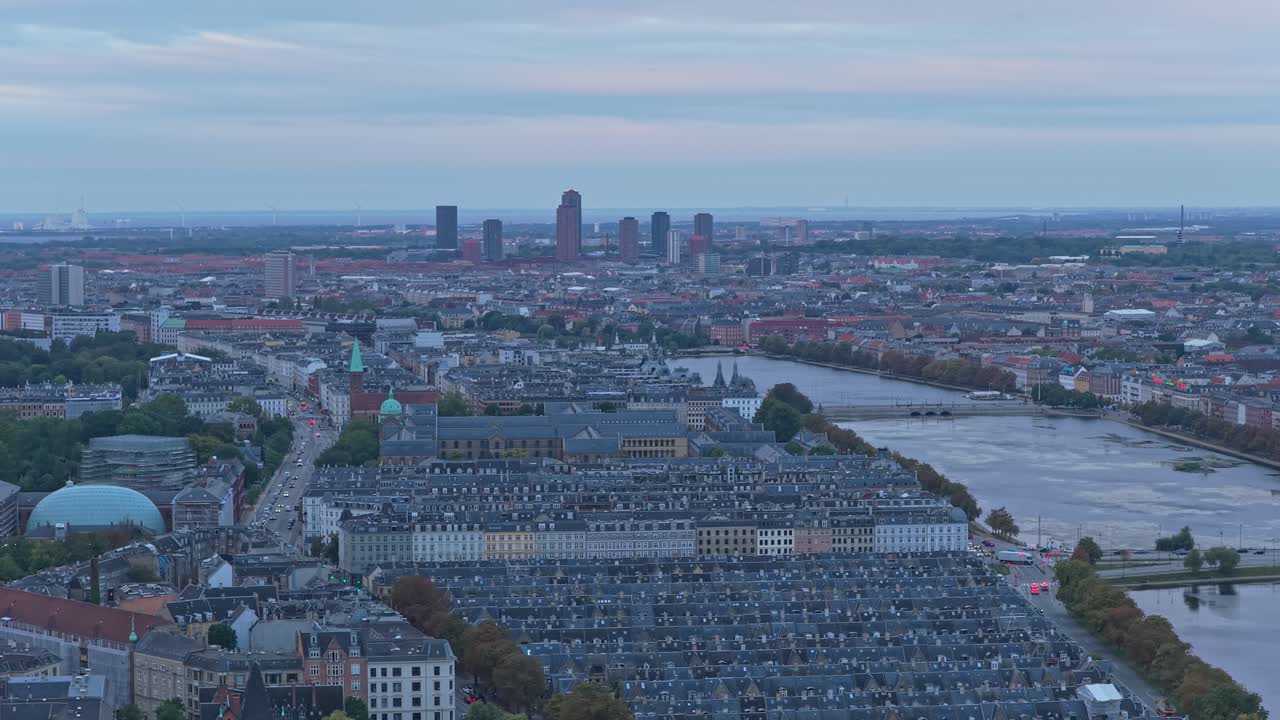 Tidlig morgenbillede fra luften over Københavns centrum, en stille byscene