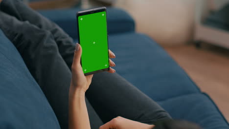 Freiberufler-Hält-Im-Vertikalen-Modus-Ein-Smartphone-Mit-Nachgebildetem-Greenscreen-Chroma-Key-Display