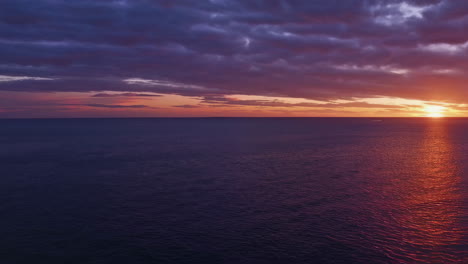 puesta de sol sobre el océano