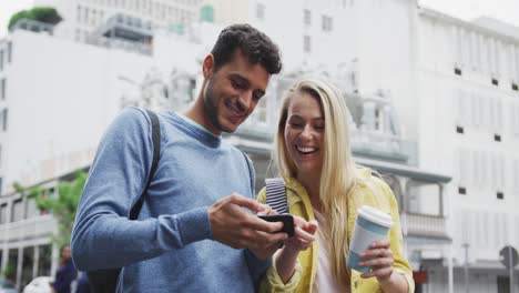 vista lateral de una pareja caucásica en movimiento usando el teléfono durante la pandemia de coronavirus