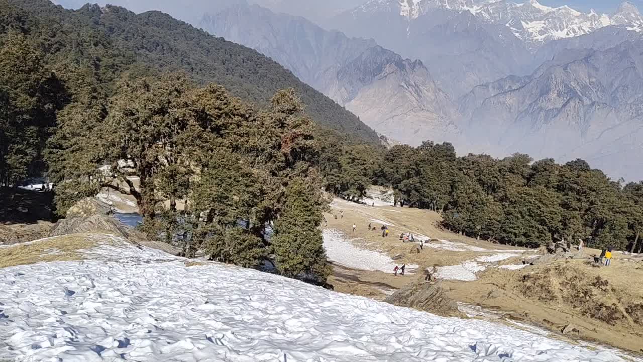 auli 호수 인도에서 푸른 하늘과 눈 산