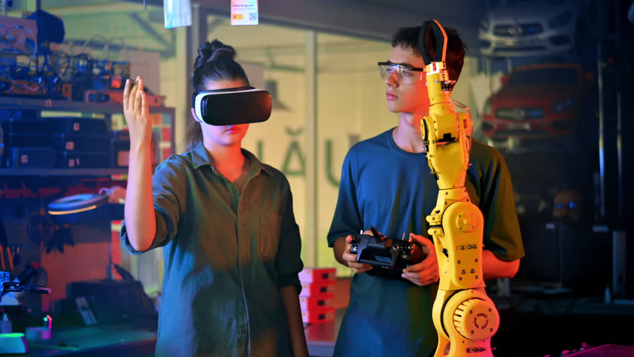 Laboratuvarda robotik deneyleri yapan gençler. Koruyucu gözlüklü erkek ve VR başlığı takmış kız, kontrol cihazı ve ellerini kullanarak robotu kontrol ediyor. Kırmızı ve mavi ışıklandırma. Ağır çekim
