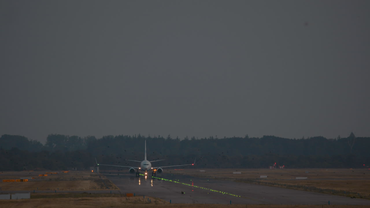 avión esperando el despegue al anochecer