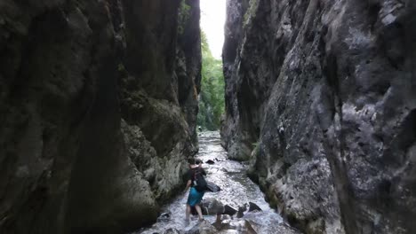 Extrem-Sport-Walking-Canyon-River