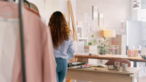 mujer, estante de ropa o diseñador de moda en el comercio minorista