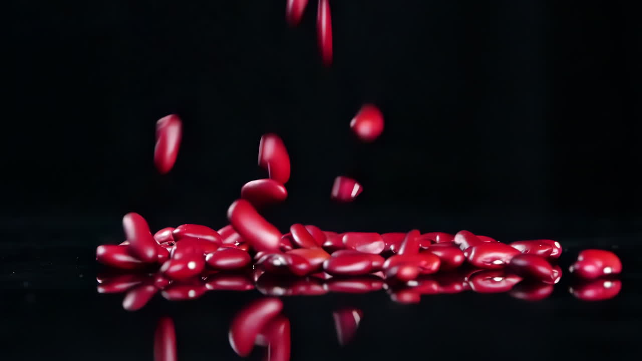 다양한 색의 다양한 원시 건강한 곡물 음식, 다양한 곡물, 곡물, 콩, 콩류는 광고 개념을 위해 목조 장식으로 회전됩니다.