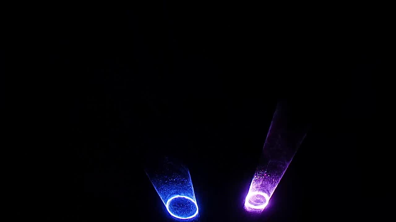 espectáculo láser en la noche desde un ángulo plano el video se toma en el parque buda patna bihar india el 15 de abril de 2022