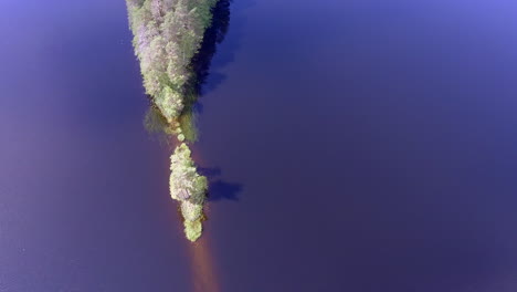 Wunderschöner-Blauer-See-Und-Zwei-Kleine-Kaps-Darin