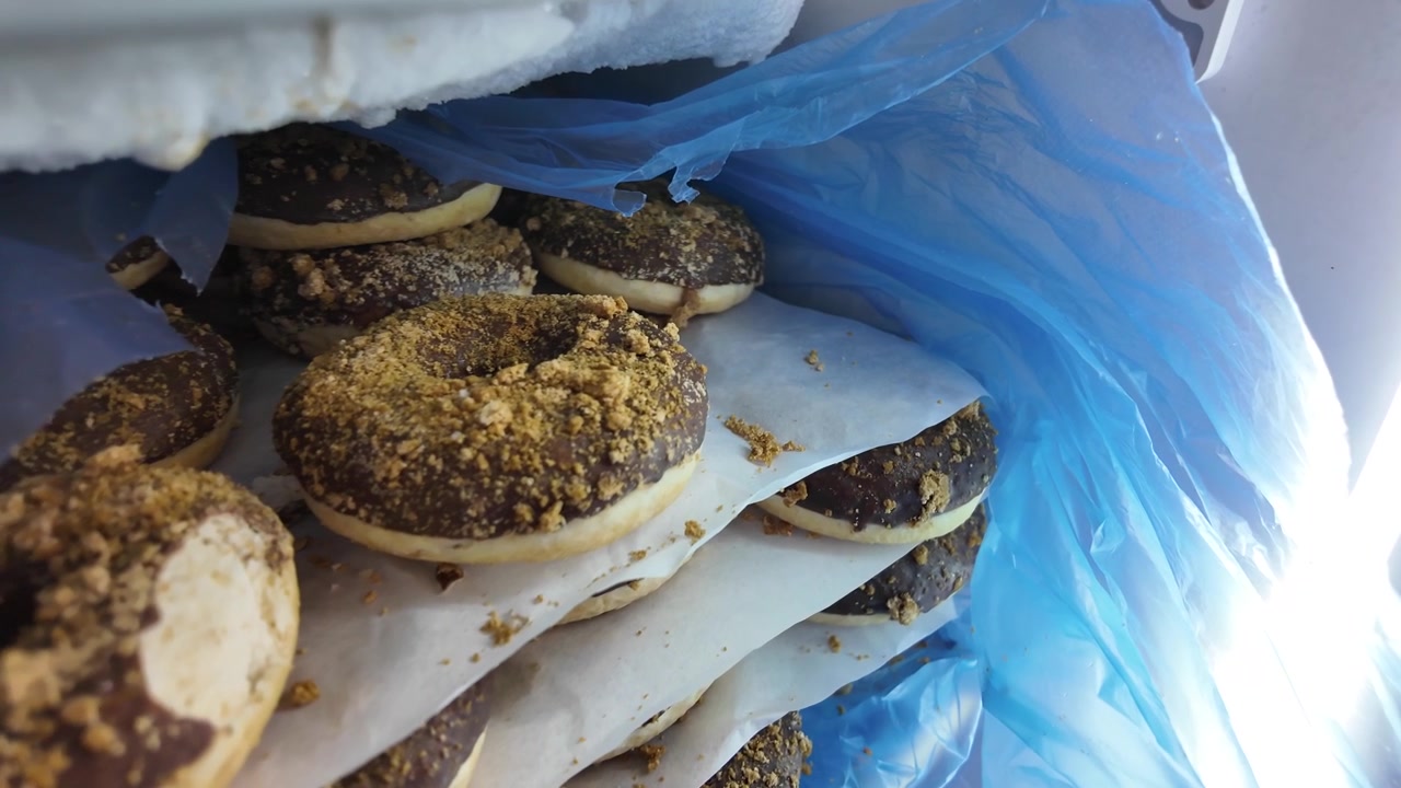 Dondurucuda Çikolata Soslu Donut Yığını