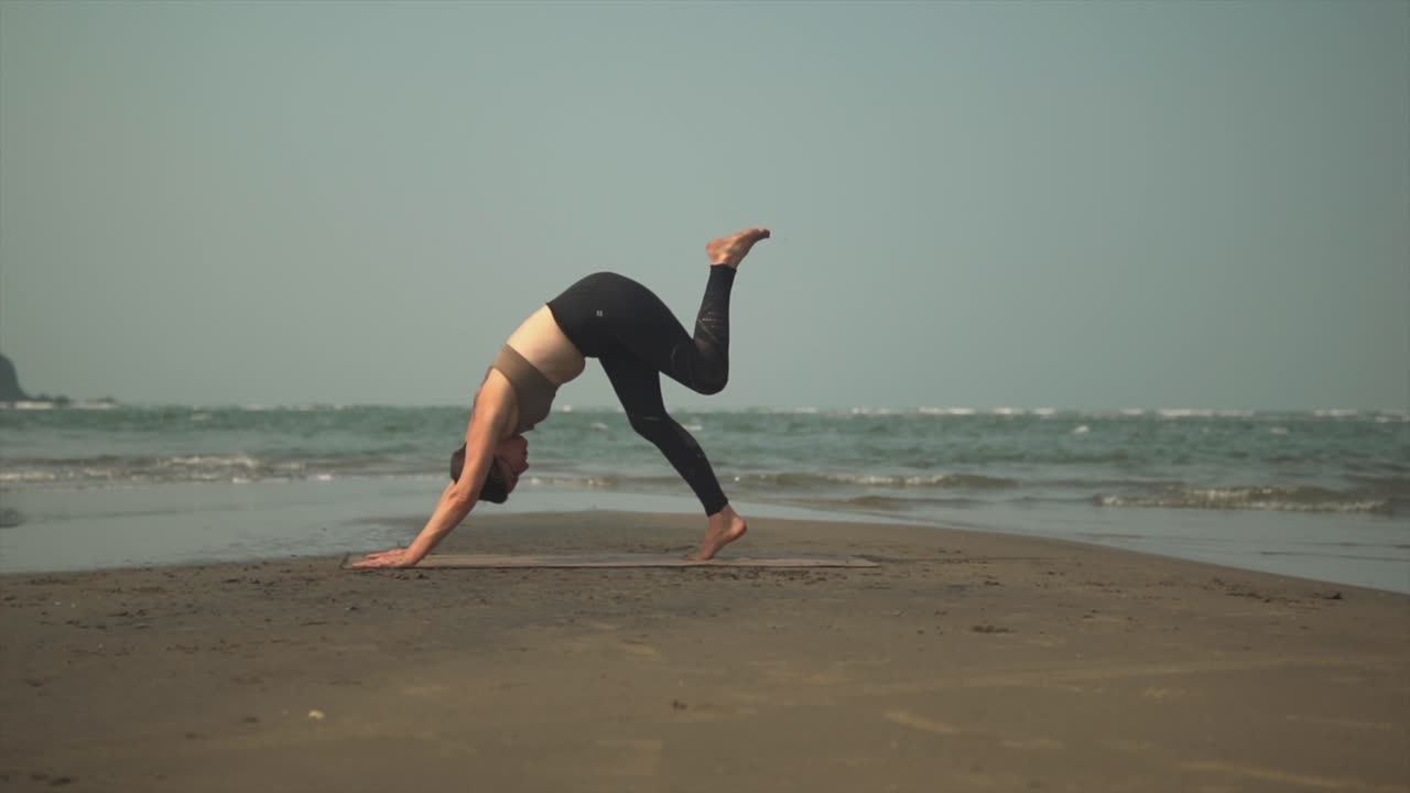 ejercicio de yoga en la playa