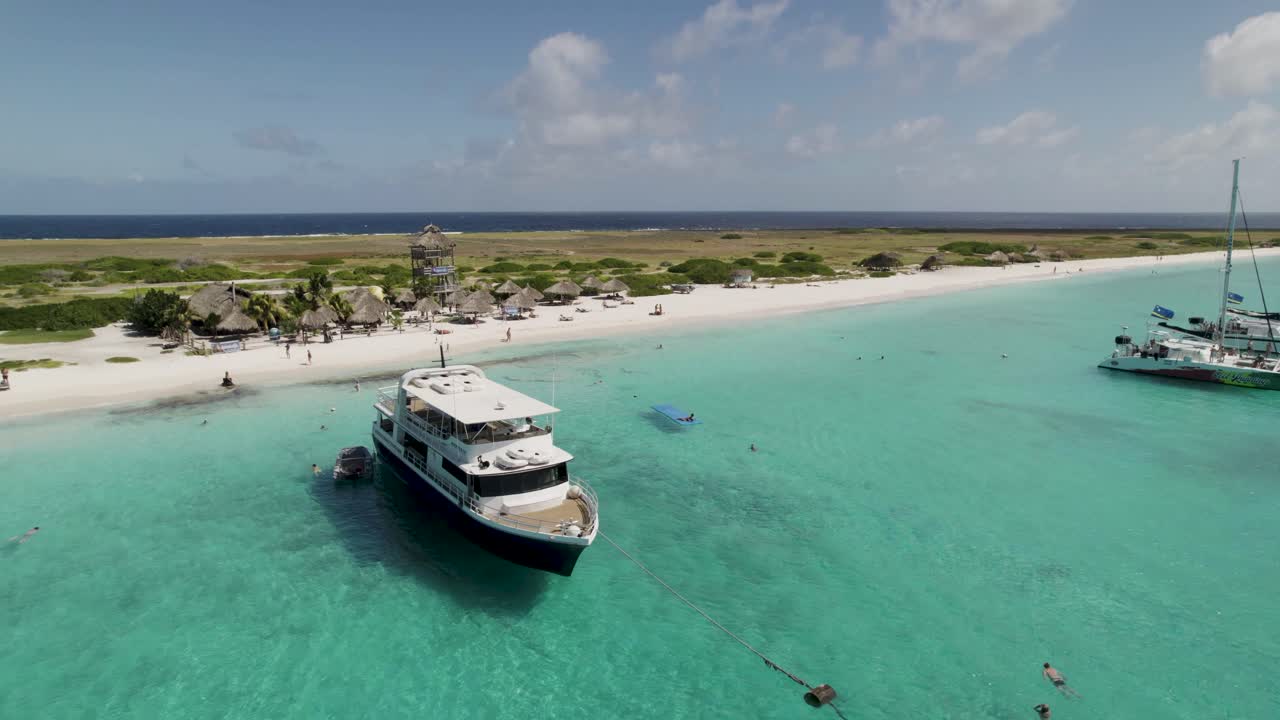 el yate atracado en la isla de klein curacao.